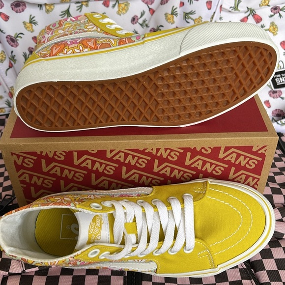 Vans WMNS Sk8-Hi Tapered
Psychedelic Resort Passio
VN0A5KRUBLX
Sneakers - Picture 4 of 16